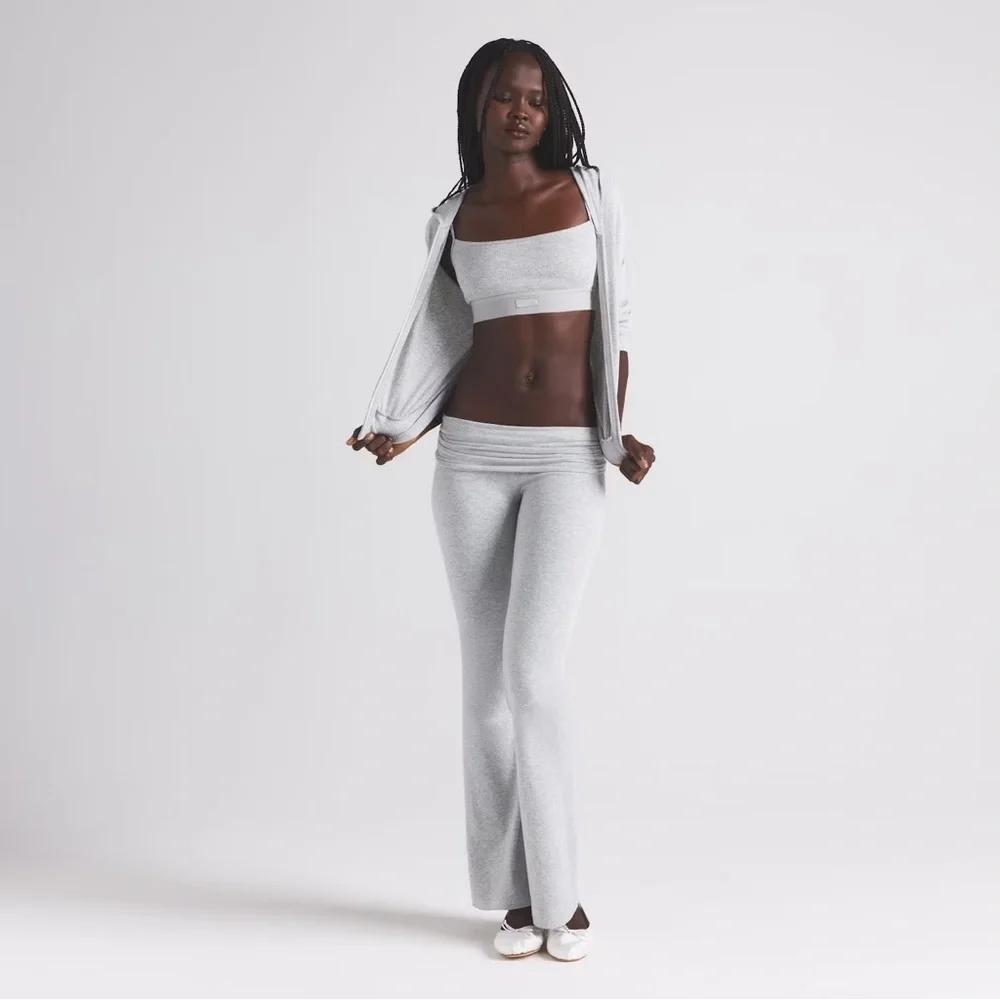 SKIMS Cotton Jersey Slim Zip Up Hoodie - Picture 3 of 5